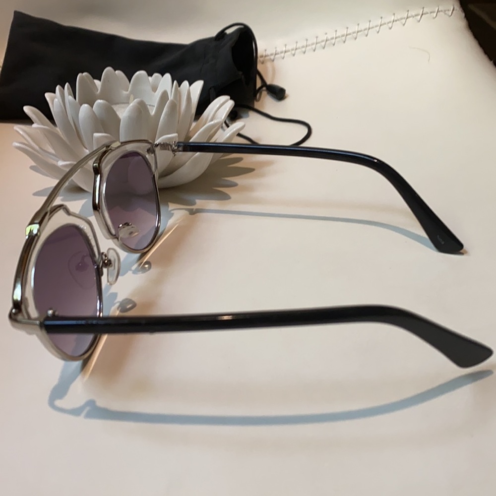 Sunglasses includes a soft case - Picture 3 of 5